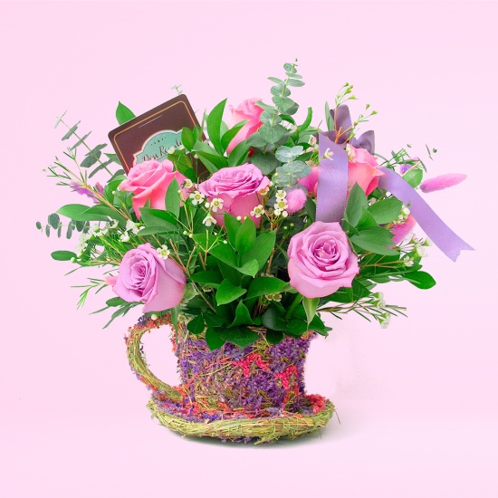 Taza multicolor de rosas moradas