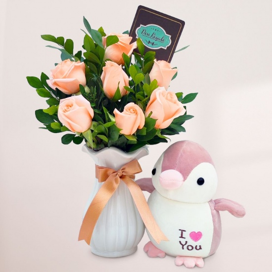 Florero Pinguinito feliz con rosas