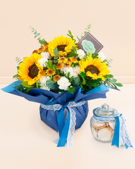 Elegante arreglo de girasoles y Alfajores