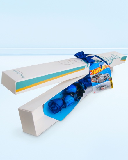 Caja de 3 rosas azules + carrito Hot Wheels