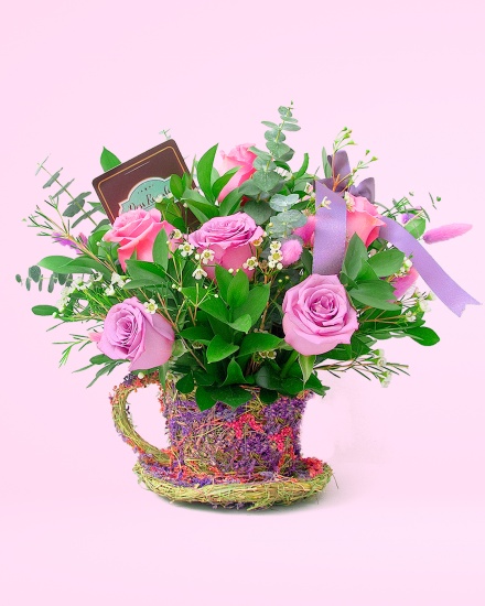 Taza multicolor de rosas moradas