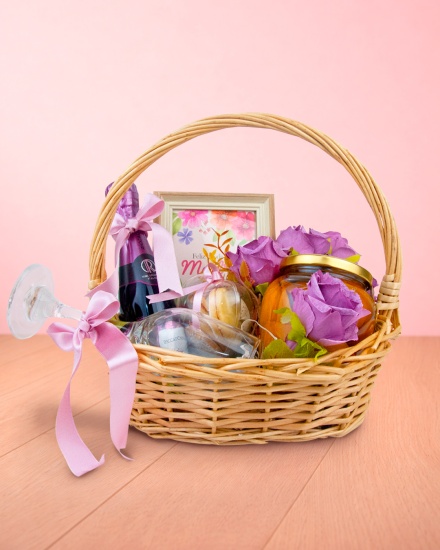 Canasta consintiendo a mamá