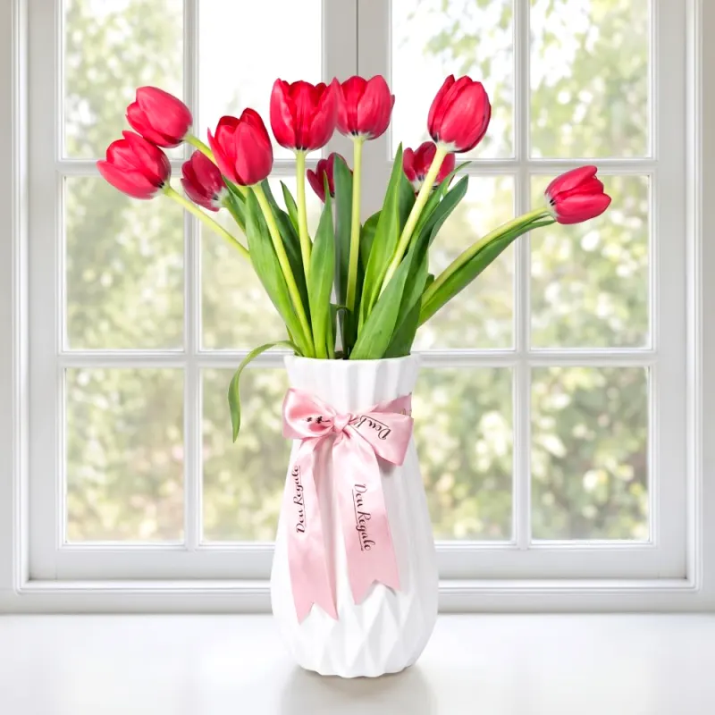 Florero de Porcelana con Tulipanes Rojos
